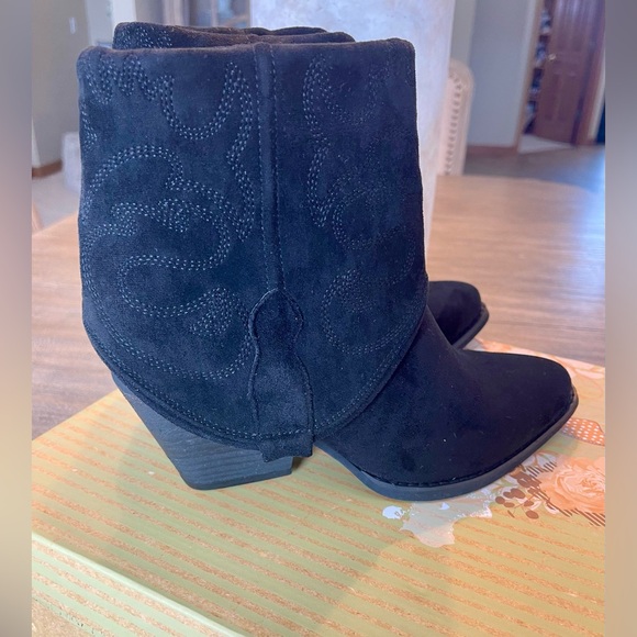 NIB VERY G WOMENS BLACK SAYLOR FASHION BOOTIES ROUND TOE SZ 8 - Picture 3 of 10